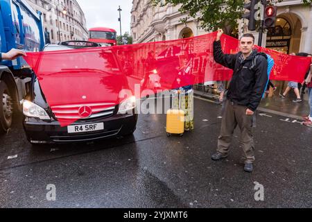 Londres, Royaume-Uni. 21 septembre 2017. Les militants pour «Stop Killing Londoners» tiennent une bannière à travers le Strand pour nettoyer Trafalgar Square de la circulation dans une courte manifestation contre les niveaux illégaux de pollution de l'air dans la capitale qui entraînent 9 500 morts prématurées et beaucoup de souffrances de maladies respiratoires. Lors d'une manifestation soigneusement planifiée, ils ont bloqué les cinq entrées du rond-point sur la place, vidant la circulation pendant qu'ils parlaient du problème et distribuaient des tracts. Il s'agissait de la 5ème manifestation des militants de Rising Up visant à mobiliser les gens à travers Londres pour exiger l'action Banque D'Images