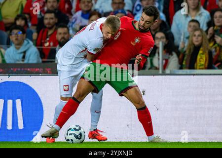 Porto, Portugal. 16 novembre 2024. Bruno Fernandes, du Portugal, affronte Mateusz Bogusz, de Pologne, lors du match UEFA Nations League, Ligue A, Groupe A1 entre le Portugal et la Pologne à Estádio do Dragão à Porto, Portugal, le 15 novembre 2024 (photo par Andrew Surma/ Credit : Sipa USA/Alamy Live News Banque D'Images