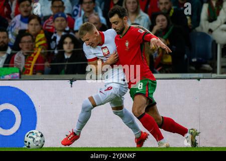 Porto, Portugal. 16 novembre 2024. Bruno Fernandes, du Portugal, et Mateusz Bogusz, de Pologne, se battent pour le ballon lors du match de l'UEFA Nations League, Ligue A, Groupe A1 entre le Portugal et la Pologne à Estádio do Dragão à Porto, Portugal, le 15 novembre 2024 (photo par Andrew Surma/ Credit : Sipa USA/Alamy Live News Banque D'Images