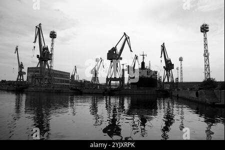 Silhouettes de grues portiques du port de Varna, Bulgarie. Photo noir et blanc Banque D'Images