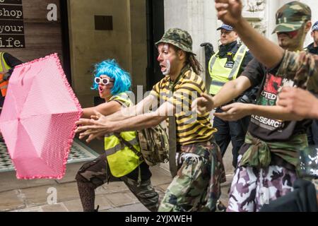 Londres, Royaume-Uni. 24 septembre 2017. Parmi ceux qui s'opposaient à l'EDL, il y avait un groupe de quatre personnes habillées en clowns qui clown se moquaient principalement de la police, qui leur a remis le même dépliant détaillant les conditions imposées aux UAF en vertu des articles 12 et 14 de la loi sur l'ordre public de 1986, en raison de craintes de troubles publics graves et de perturbations dans la communauté. Banque D'Images