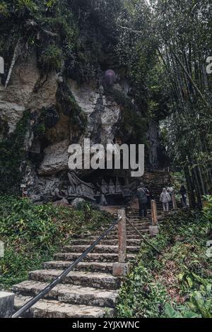 Buntu Kesu grave zone touristique qui a plus de 700 ans à Tana Toraja, 3 octobre 2024, Sulawesi Sud Banque D'Images