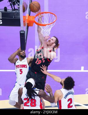 Toronto, Canada. 15 novembre 2024. Jakob Poeltl (en tête) des Raptors de Toronto se lance dans un layup lors du match de groupes de la Coupe NBA 2024-2025 entre les Raptors de Toronto et les pistons de Détroit à Toronto, Canada, le 15 novembre 2024. Crédit : Zou Zheng/Xinhua/Alamy Live News Banque D'Images