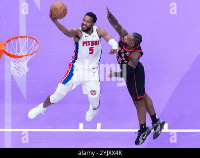 Toronto, Canada. 15 novembre 2024. Malik Beasley (G), des pistons de Détroit, se lance pour un layup lors du match de groupes de la Coupe NBA 2024-2025 entre les Raptors de Toronto et les pistons de Détroit à Toronto, Canada, le 15 novembre 2024. Crédit : Zou Zheng/Xinhua/Alamy Live News Banque D'Images