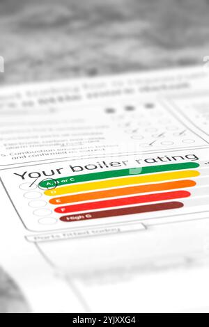 Classification de la chaudière domestique du client sur un document d'inspection d'entretien. Coût de la vie concept d'efficacité énergétique. Banque D'Images