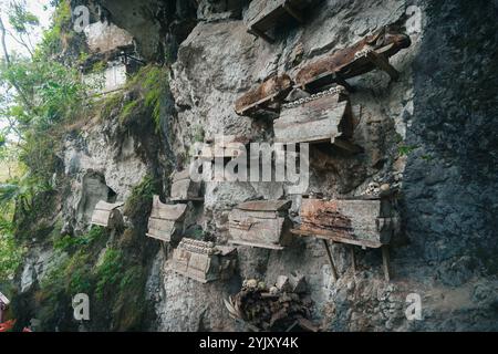 Buntu Kesu grave zone touristique qui a plus de 700 ans à Tana Toraja, 3 octobre 2024, Sulawesi Sud Banque D'Images