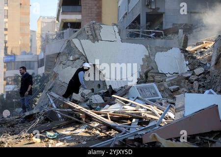 Beyrouth, Liban. 15 novembre 2024. Cette photo montre les dégâts causés par les frappes aériennes israéliennes dans la banlieue sud de Beyrouth, Liban, le 15 novembre 2024. Des avions de combat israéliens ont attaqué la région de Ghobeiry dans la banlieue sud de Beyrouth vendredi matin, peu après que le porte-parole de l'armée israélienne ait émis un avertissement pour évacuer plusieurs bâtiments dans la région. Crédit : Str/Xinhua/Alamy Live News Banque D'Images