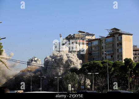 Beyrouth, Liban. 15 novembre 2024. Cette photo montre la fumée causée par les frappes aériennes israéliennes dans la banlieue sud de Beyrouth, Liban, le 15 novembre 2024. Des avions de combat israéliens ont attaqué la région de Ghobeiry dans la banlieue sud de Beyrouth vendredi matin, peu après que le porte-parole de l'armée israélienne ait émis un avertissement pour évacuer plusieurs bâtiments dans la région. Crédit : Str/Xinhua/Alamy Live News Banque D'Images