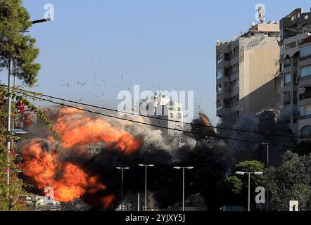 Beyrouth, Liban. 15 novembre 2024. Cette photo montre la fumée causée par les frappes aériennes israéliennes dans la banlieue sud de Beyrouth, Liban, le 15 novembre 2024. Des avions de combat israéliens ont attaqué la région de Ghobeiry dans la banlieue sud de Beyrouth vendredi matin, peu après que le porte-parole de l'armée israélienne ait émis un avertissement pour évacuer plusieurs bâtiments dans la région. Crédit : Str/Xinhua/Alamy Live News Banque D'Images