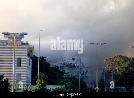 Beyrouth, Liban. 15 novembre 2024. Cette photo montre la fumée causée par les frappes aériennes israéliennes dans la banlieue sud de Beyrouth, Liban, le 15 novembre 2024. Des avions de combat israéliens ont attaqué la région de Ghobeiry dans la banlieue sud de Beyrouth vendredi matin, peu après que le porte-parole de l'armée israélienne ait émis un avertissement pour évacuer plusieurs bâtiments dans la région. Crédit : Str/Xinhua/Alamy Live News Banque D'Images