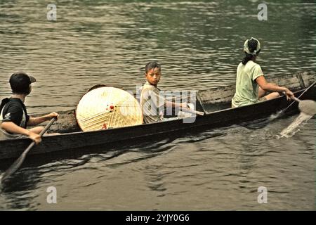 Personnes voyageant en bateau sur la rivière Manday à Nanga Raun, un village isolé situé à Kalis, Kapuas Hulu, Kalimantan occidental, Indonésie. Banque D'Images