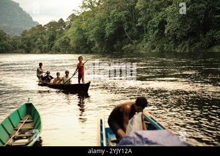 Personnes voyageant en bateau sur la rivière Manday à Nanga Raun, un village isolé situé à Kalis, Kapuas Hulu, Kalimantan occidental, Indonésie. Banque D'Images