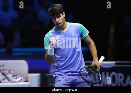 Turin, Italie. 15 novembre 2024. Carlos Alcaraz, d’Espagne, célèbre le match en simple Round Robin entre Alexander Zverev, d’Allemagne, et Carlos Alcaraz, d’Espagne, le sixième jour de la finale du Nitto ATP World Tour. Crédit : Marco Canoniero/Alamy Live News Banque D'Images