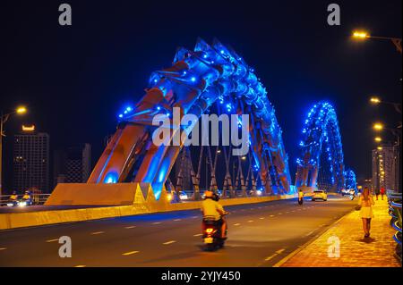 Trafic sur le pont Dragon au-dessus de la rivière Han à Da Nang au Vietnam la nuit Banque D'Images