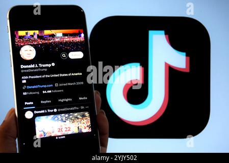 Dans cette illustration photo, X page de Donald J. Trump vu affiché sur un smartphone avec un logo TikTok en arrière-plan. (Photo par Avishek Das / SOPA images / SIPA USA) *** strictement à des fins d'actualités éditoriales *** Banque D'Images