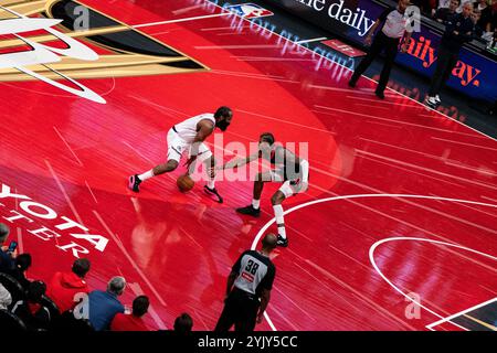 Houston, États-Unis. 15 novembre 2024. James Harden (G) des Los Angeles Clippers dribble lors du match de groupes de la Coupe NBA 2024-2025 entre les Los Angeles Clippers et les Houston Rockets à Houston, aux États-Unis, le 15 novembre 2024. Crédit : Chen Chen/Xinhua/Alamy Live News Banque D'Images