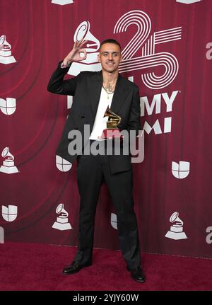 Miami, États-Unis. 15 octobre 2024. Spreadlof pose avec le prix de la meilleure chanson pop pour 'Feriado' lors de la 25e cérémonie annuelle des Latin GRAMMY Awards au Kaseya Center le 14 novembre 2024 à Miami, en Floride. Crédit : Imagespace/Alamy Live News Banque D'Images