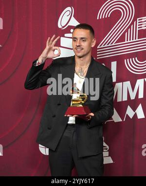 Miami, États-Unis. 15 octobre 2024. Spreadlof pose avec le prix de la meilleure chanson pop pour 'Feriado' lors de la 25e cérémonie annuelle des Latin GRAMMY Awards au Kaseya Center le 14 novembre 2024 à Miami, en Floride. Crédit : Imagespace/Alamy Live News Banque D'Images