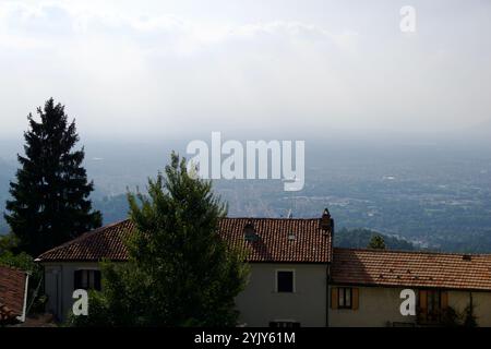 Turin, Italie, 14 septembre 2019 : vue sur la montagne avec maison italienne traditionnelle, toit rouge et paysage urbain brumeux dans la vallée Banque D'Images