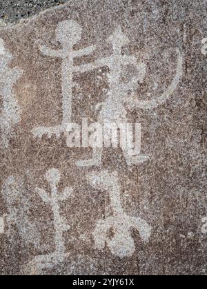 Gros plan de pictogrammes semblables à l'homme sculpture rocheuse, pétroglyphe de l'ère de la route de la soie, Langar, couloir de Wakhan, Gorno-Badakhshan, Tadjikistan Pamir Banque D'Images