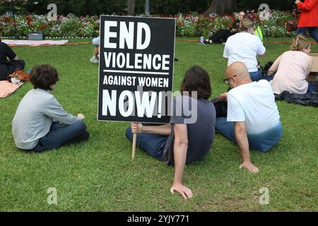 Sydney, Australie. 16 novembre 2024. Un groupe de défense des droits des femmes, le National Rally collective, a organisé des manifestations dans les principaux centres urbains du pays à partir de 18h30 le 16 novembre pour sensibiliser à la violence domestique contre les femmes. A Sydney, les manifestants se sont rassemblés à Hyde Park. Les orateurs se sont adressés aux personnes réunies. Des fleurs ont été placées sur le nombre de ces femmes tuées en raison de violences domestiques et des messages ont été écrits sur une bannière. Crédit : Richard Milnes/Alamy Live News Banque D'Images