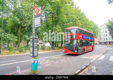 Bus à impériale rouge en direction de Holloway, London.UK. Banque D'Images