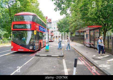 Bus à impériale rouge en direction de Holloway, London.UK. Banque D'Images