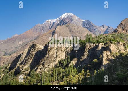 Vue de paysage de début d'automne avec sommet enneigé dans la chaîne de montagnes Karakoram, vallée Hunza, Hunza Nagar, Gilgit Baltistan, Pakistan Banque D'Images