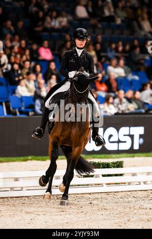 Platz und Bronze fuer Nowag-Aulenbrock Bianca auf Queolito, RFV Ostbevern Dressurprüfung Grand Prix International Int. Dressurpruefung - CDI4 Aufgabe : FEI Grand Prix 2009, Rev. 2014 Qualifikation zum Grand Prix Special GER, Stuttgart German Masters 2024, 38. internationale Reitturnier, 16.11.2024 Foto : Eibner-Pressefoto/Roger Buerke Banque D'Images