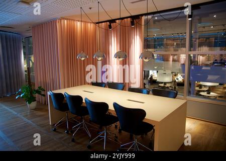 Copenhague, Danemark, 24 novembre 2018 : espace de travail spacieux avec une grande table et huit sièges, avec prises de courant dans le salon Frequent Flyer Banque D'Images