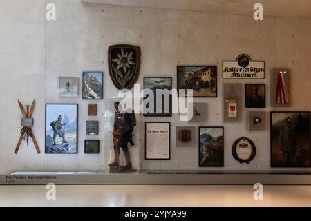 Innsbruck, Autriche - septembre 30 2024 : exposition d'objets militaires historiques, d'œuvres d'art et de souvenirs à l'exposition du musée Kaiserschützen Banque D'Images