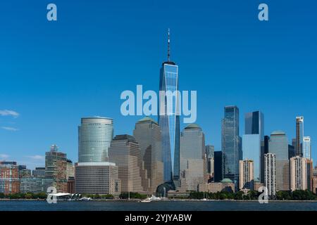 Vue sur les gratte-ciel du centre-ville de Manhattan depuis un bateau. New York, États-Unis. Banque D'Images