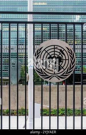 Logo de l'ONU sur la clôture à l'extérieur de son siège à New York, NY, États-Unis. Banque D'Images