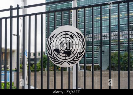 Logo de l'ONU sur la clôture à l'extérieur de son siège à New York, NY, États-Unis. Banque D'Images