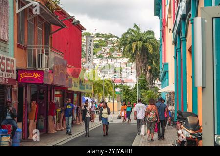 Fort-de-France, Martinique - 3 janvier 2018 : rue animée avec bâtiments colorés et piétons. Banque D'Images