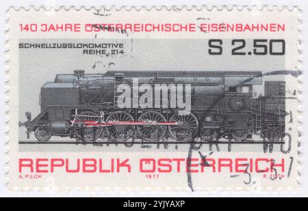 AUTRICHE - 1977 novembre : timbre-poste multicolore de 2,50 shillings représentant le train express 1 d 2 h2 express. La locomotive à vapeur BR 214 atteint une vitesse de 155 km/h (1937). 140e anniversaire des chemins de fer autrichiens. BBÖ 214 étaient une classe de 13 locomotives à vapeur autrichiennes de train express 2-8-4 des chemins de fer fédéraux d'Autriche (Bundesbahnen Österreich, BBÖ). Ce sont les plus grandes locomotives à vapeur jamais construites en Autriche et les locomotives express les plus puissantes avec les plus longues bielles qui existaient en Europe à cette époque. À ce jour, le 214 possède les bielles les plus longues au monde Banque D'Images