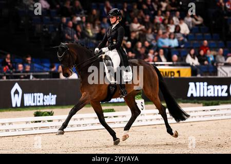 Stuttgart, Allemagne. 16 novembre 2024. Platz und Bronze fuer Nowag-Aulenbrock Bianca auf Queolito, RFV Ostbevern Dressurprüfung Grand Prix International Int. Dressurpruefung - CDI4 Aufgabe : FEI Grand Prix 2009, Rev. 2014 Qualifikation zum Grand Prix Special GER, Stuttgart German Masters 2024, 38. internationale Reitturnier, 16.11.2024 Foto : Eibner-Pressefoto/Roger Buerke crédit : dpa/Alamy Live News Banque D'Images