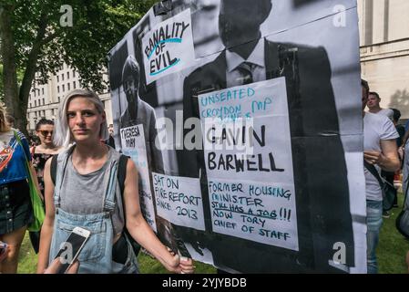 Londres, Royaume-Uni. 17 juin 2017. Une femme se tient debout avec une grande pancarte intitulée « la banalité du mal » qui tire Theresa May et l'ancien député de Croydon Gavin Barwell, aujourd'hui chef d'état-major conservateur, qui a assisté au rapport d'incendie du coroner en 2013 lors de la manifestation à Downing St appelant Theresa May à démissionner. Banque D'Images