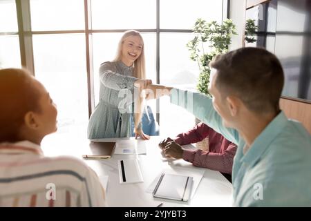 Heureux jeunes collègues d'affaires faisant des gestes de poing Buck Friends Banque D'Images