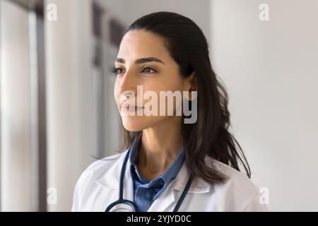 Magnifique jeune thérapeute ou cardiologue latina des années 30, portrait de tête Banque D'Images