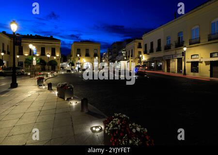 Vue nocturne sur la place d'Espagne, ville de Ronda, Andalousie, Espagne Banque D'Images