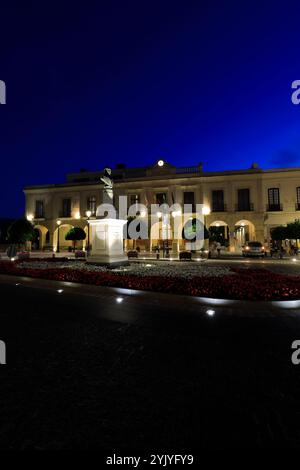 Vue nocturne sur la place d'Espagne, ville de Ronda, Andalousie, Espagne Banque D'Images