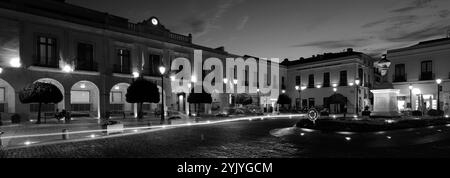 Vue nocturne sur la place d'Espagne, ville de Ronda, Andalousie, Espagne Banque D'Images