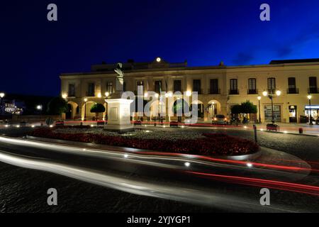 Vue nocturne sur la place d'Espagne, ville de Ronda, Andalousie, Espagne Banque D'Images