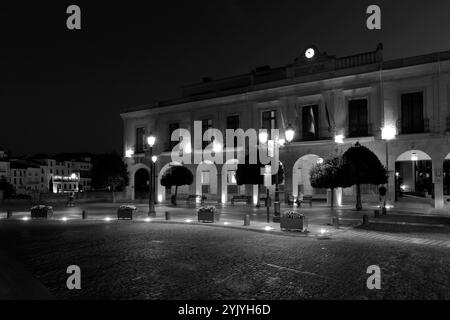 Vue nocturne sur la place d'Espagne, ville de Ronda, Andalousie, Espagne Banque D'Images