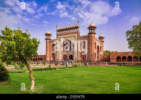 Agra, Inde - 12 mai 2018 : entrée principale du mausolée Taj Mahal à Agra, Rajasthan, Inde. Banque D'Images