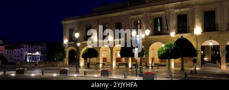 Vue nocturne sur la place d'Espagne, ville de Ronda, Andalousie, Espagne Banque D'Images