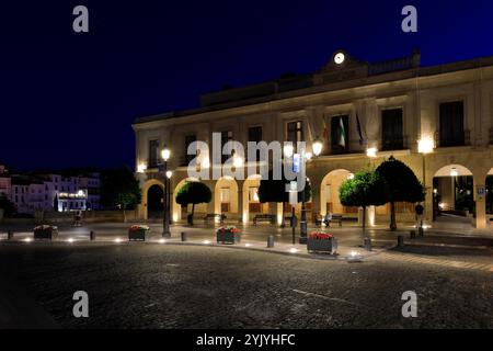 Vue nocturne sur la place d'Espagne, ville de Ronda, Andalousie, Espagne Banque D'Images