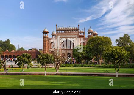 Agra, Inde - 12 mai 2018 : entrée principale du mausolée Taj Mahal à Agra, Rajasthan, Inde. Banque D'Images