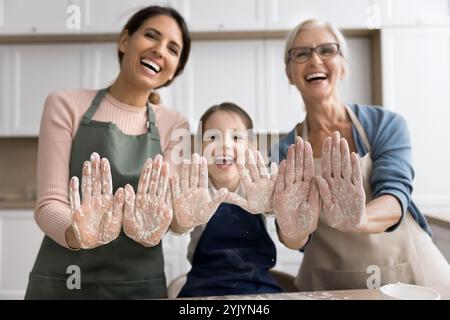 Famille heureuse s'amusant tout en préparant la pâte pour la tarte maison Banque D'Images